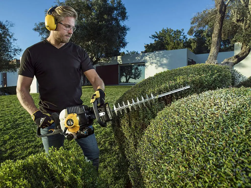 Horizontal cutting hedges with Mcculloch